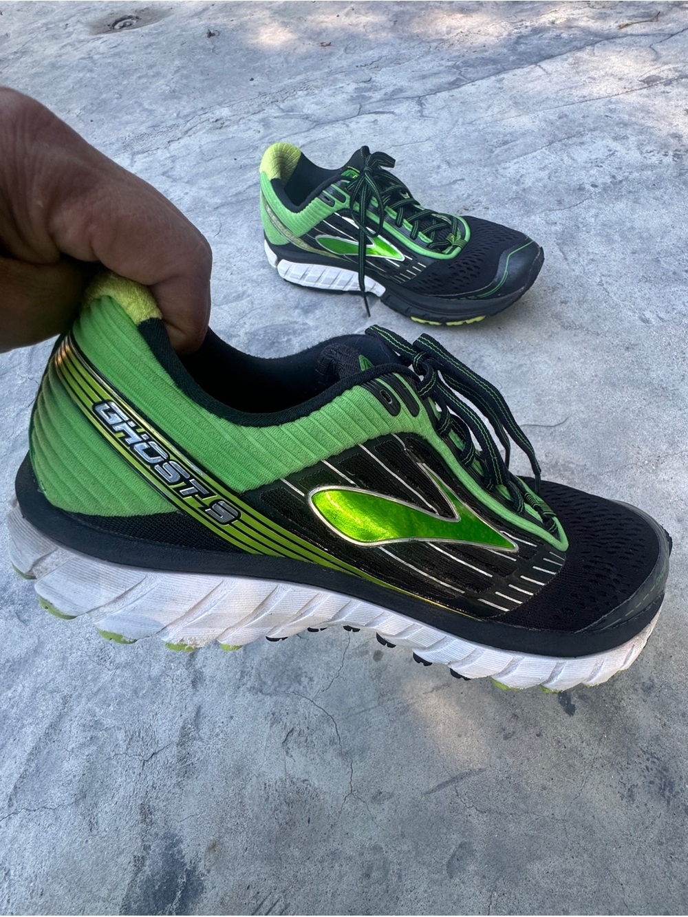 Brook Ghost Gym/ Training women  Sneaker Black & Neon Green  Shoes size 9 D